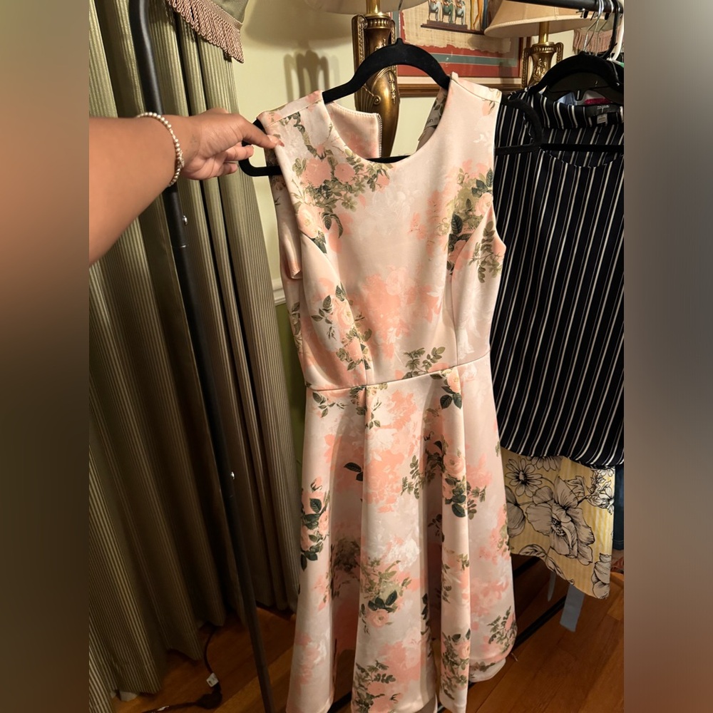 Calvin Klein high low dress floral 
SIZE- 4